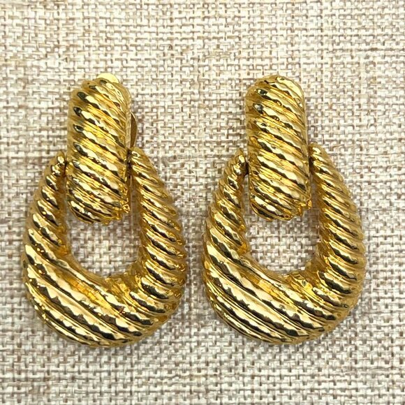 St. John doorknocker textured gold tone runway CLIP earrings - Picture 1 of 6